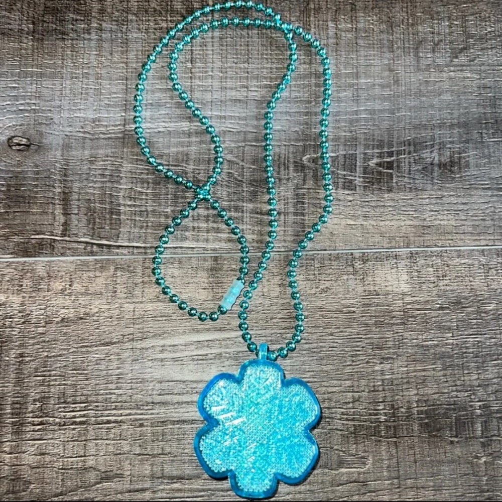 💞 Turquoise Light-Up Snowflake Necklace
